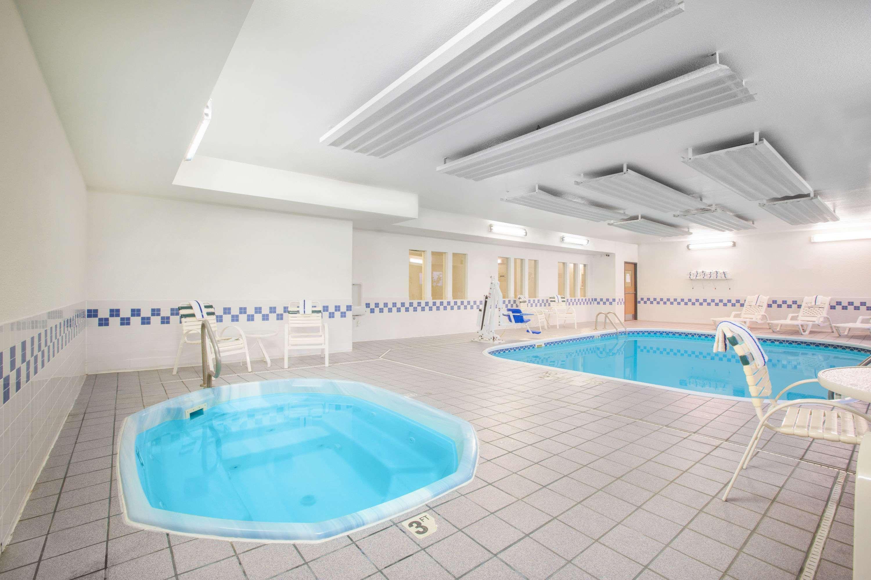 Отель Baymont By Wyndham Casper East Evansville Экстерьер фото